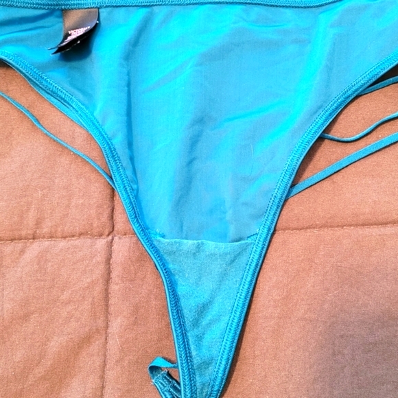 Victoria’s Secret Large V-Strings - Picture 9 of 9